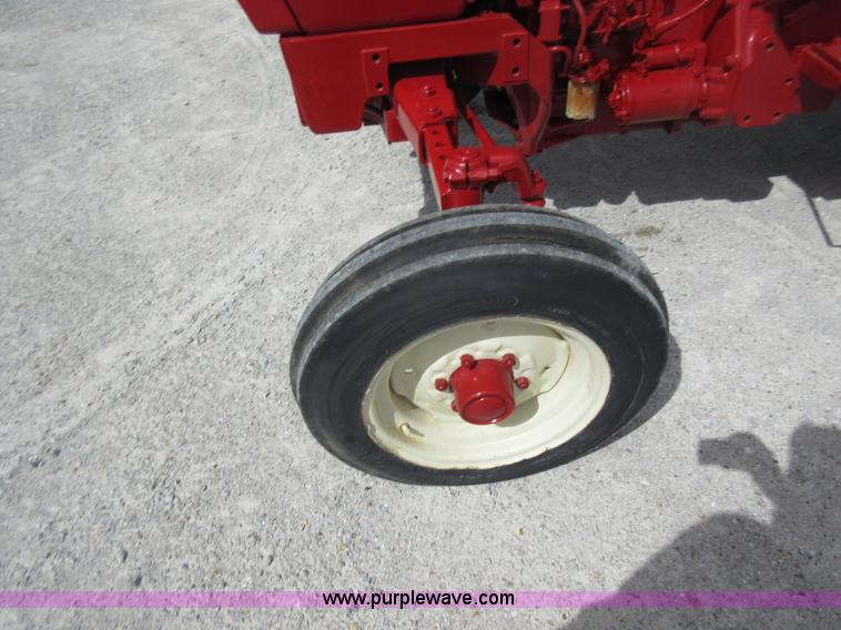 image for item AC9274 Case IH 485 tractor