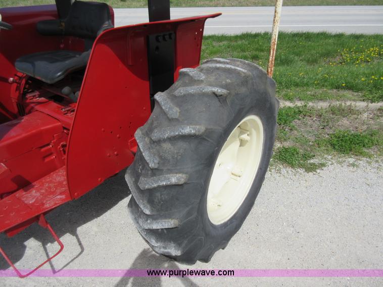 image for item AC9274 Case IH 485 tractor