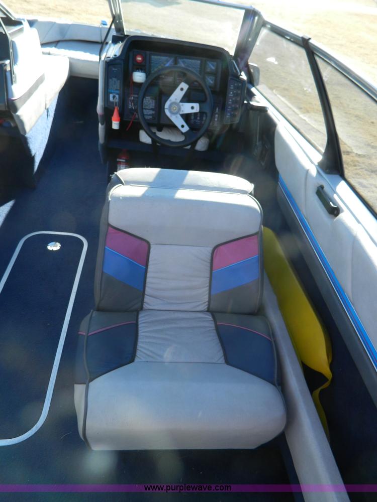 image for item AQ9292 1988 Bayliner Caprice boat
