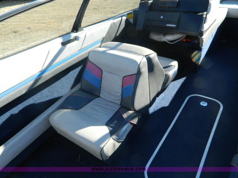 image for item AQ9292 1988 Bayliner Caprice boat