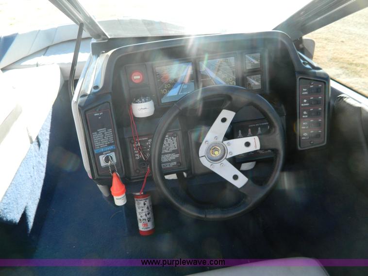 image for item AQ9292 1988 Bayliner Caprice boat