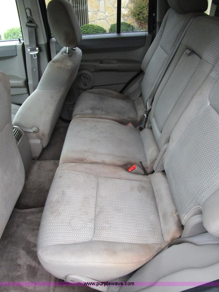 image for item D2410 2006 Jeep Commander SUV