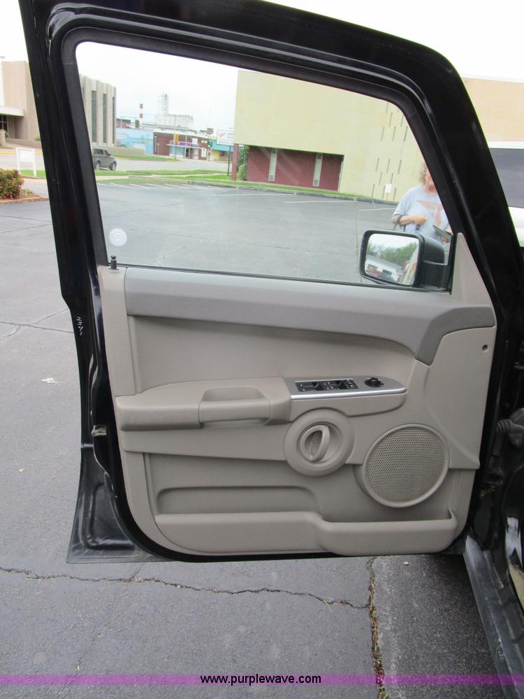 image for item D2410 2006 Jeep Commander SUV