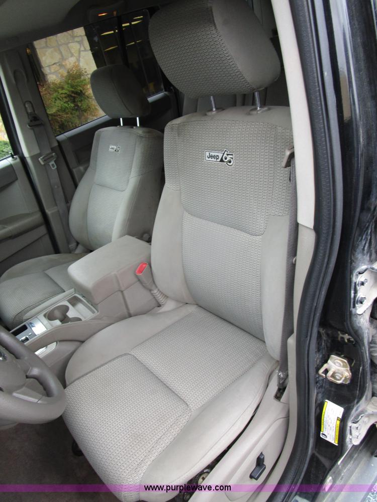 image for item D2410 2006 Jeep Commander SUV