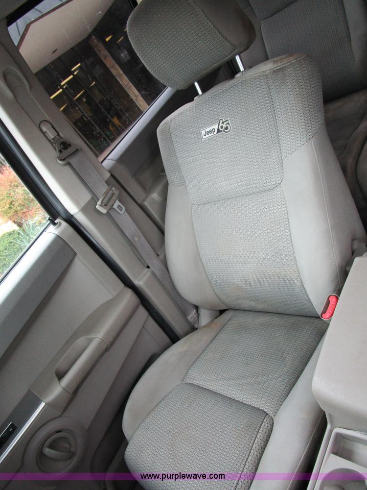 image for item D2410 2006 Jeep Commander SUV