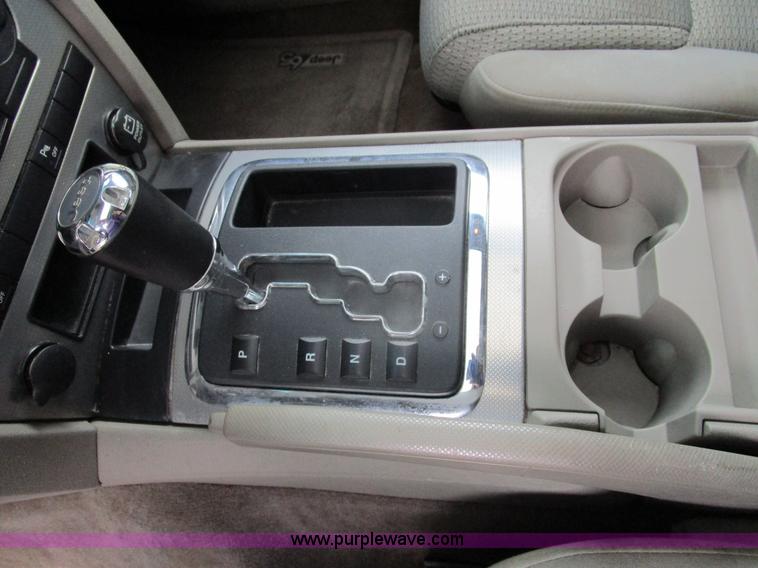 image for item D2410 2006 Jeep Commander SUV