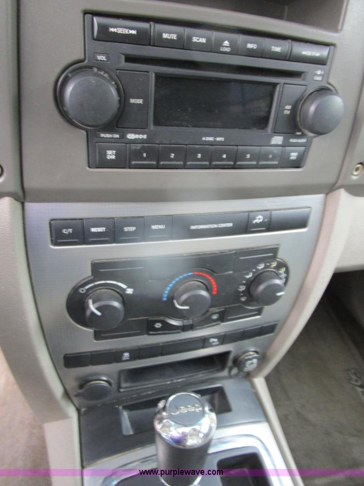 image for item D2410 2006 Jeep Commander SUV