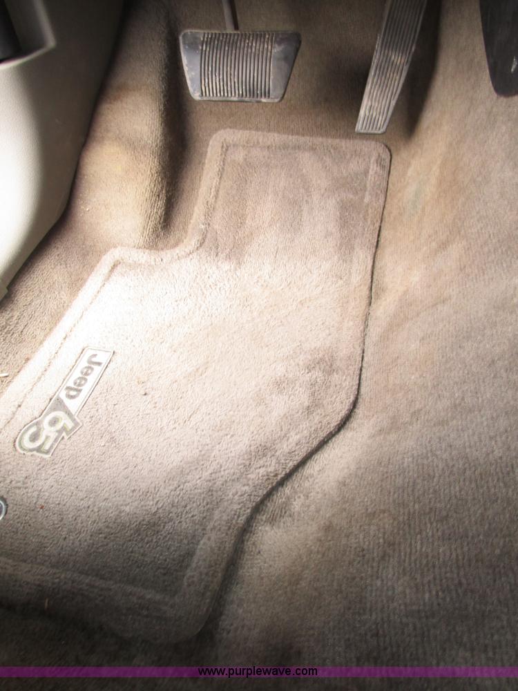 image for item D2410 2006 Jeep Commander SUV