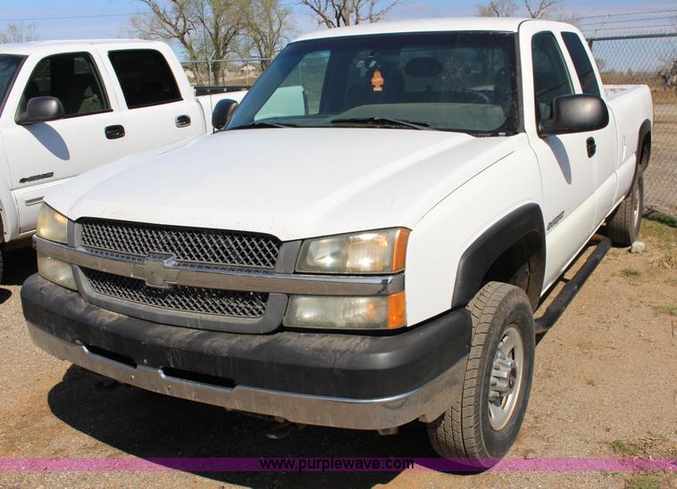 image for item F7659 2003 Chevrolet Silverado 2500HD Ext. Cab pickup truck