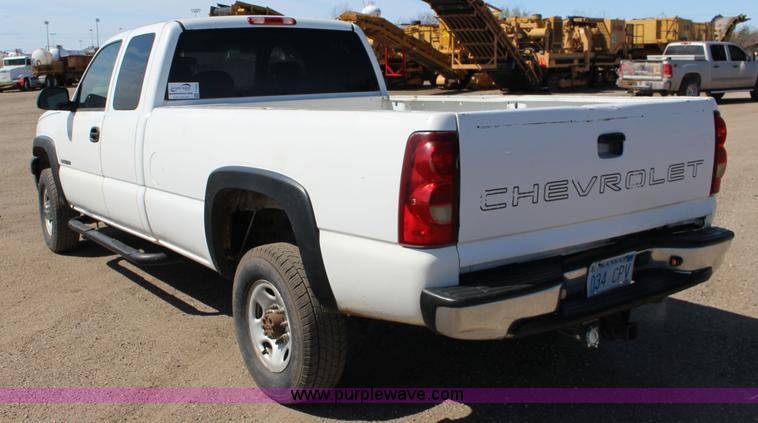 image for item F7659 2003 Chevrolet Silverado 2500HD Ext. Cab pickup truck
