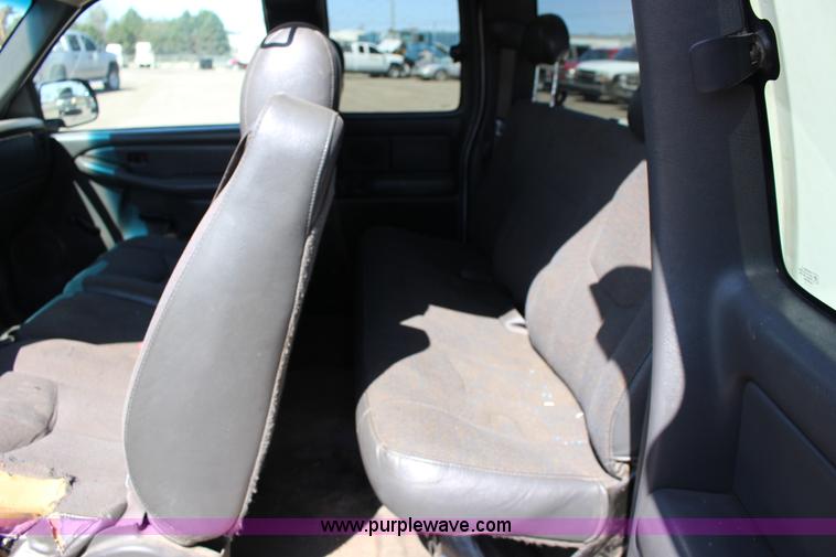 image for item F7659 2003 Chevrolet Silverado 2500HD Ext. Cab pickup truck