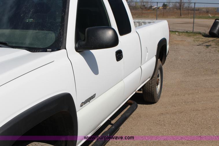 image for item F7659 2003 Chevrolet Silverado 2500HD Ext. Cab pickup truck