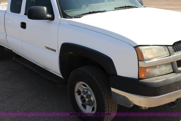 image for item F7659 2003 Chevrolet Silverado 2500HD Ext. Cab pickup truck