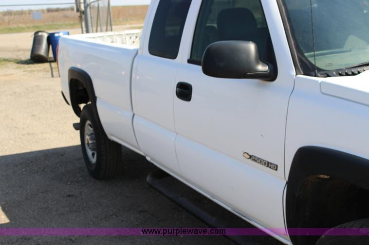 image for item F7659 2003 Chevrolet Silverado 2500HD Ext. Cab pickup truck