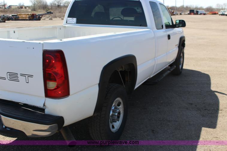 image for item F7659 2003 Chevrolet Silverado 2500HD Ext. Cab pickup truck