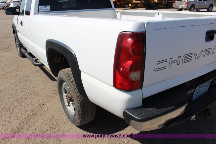 image for item F7659 2003 Chevrolet Silverado 2500HD Ext. Cab pickup truck