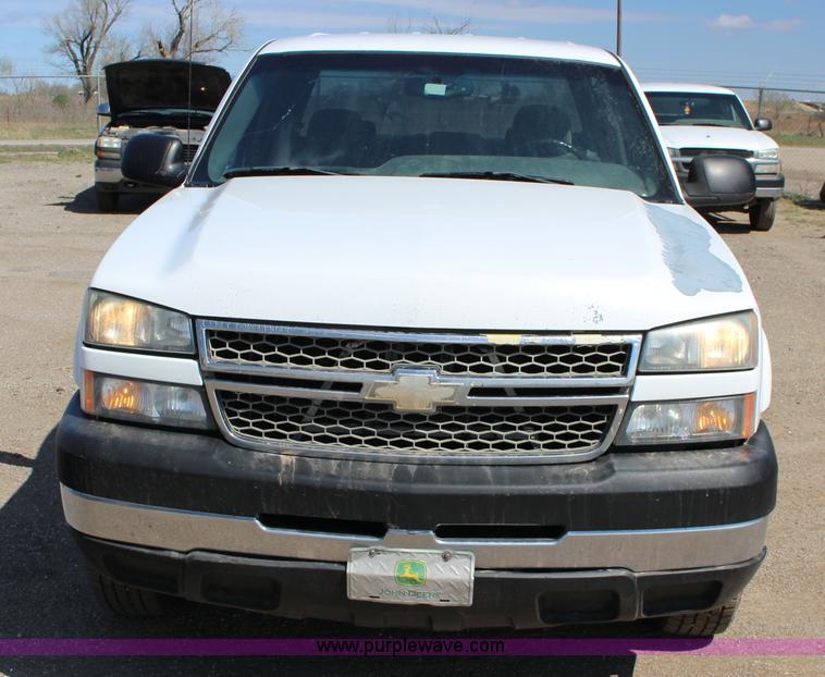 image for item F7660 2006 Chevrolet Silverado 2500HD Crew Cab pickup truck