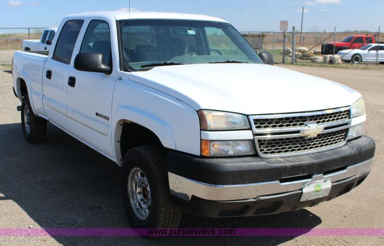 image for item F7660 2006 Chevrolet Silverado 2500HD Crew Cab pickup truck