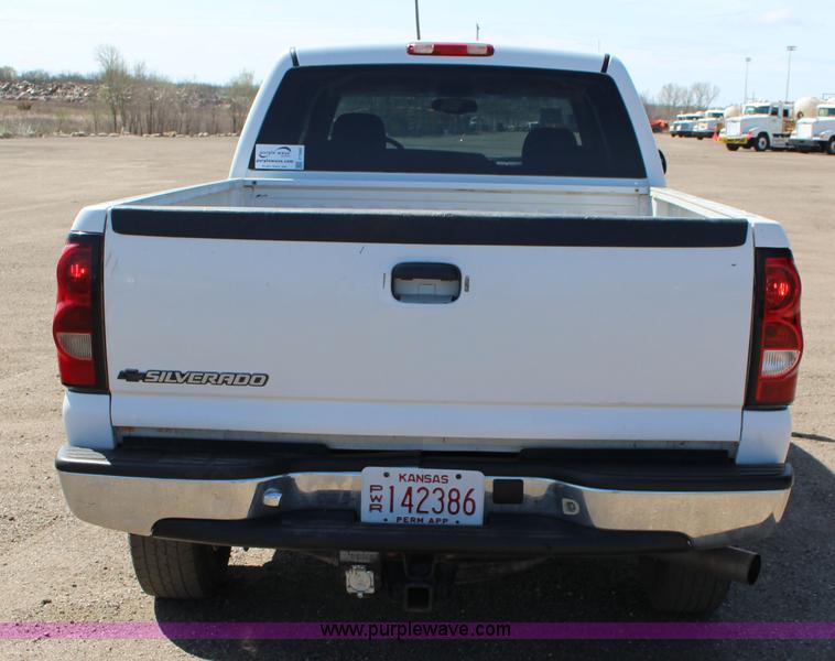 image for item F7660 2006 Chevrolet Silverado 2500HD Crew Cab pickup truck