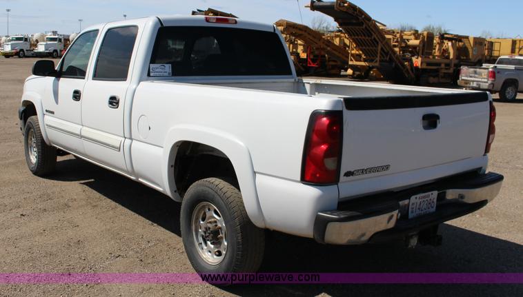 image for item F7660 2006 Chevrolet Silverado 2500HD Crew Cab pickup truck