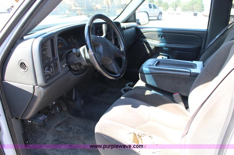 image for item F7660 2006 Chevrolet Silverado 2500HD Crew Cab pickup truck