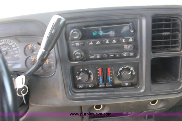 image for item F7660 2006 Chevrolet Silverado 2500HD Crew Cab pickup truck