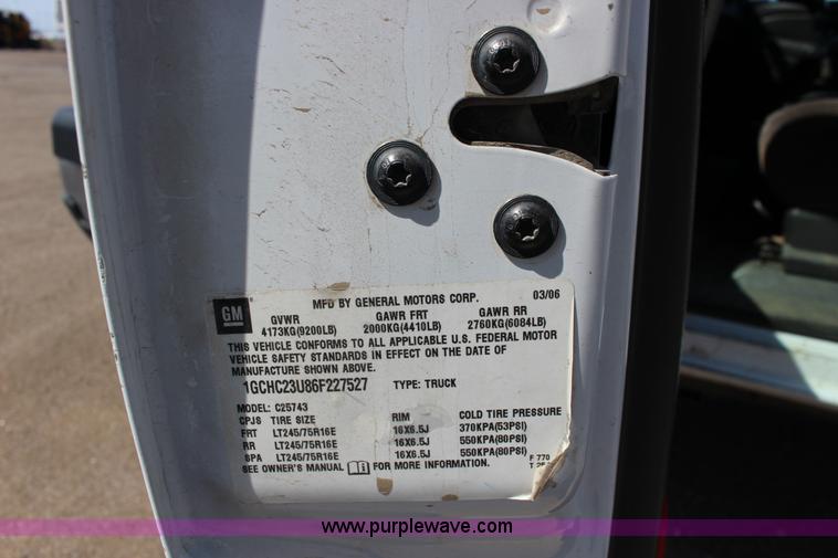 image for item F7660 2006 Chevrolet Silverado 2500HD Crew Cab pickup truck