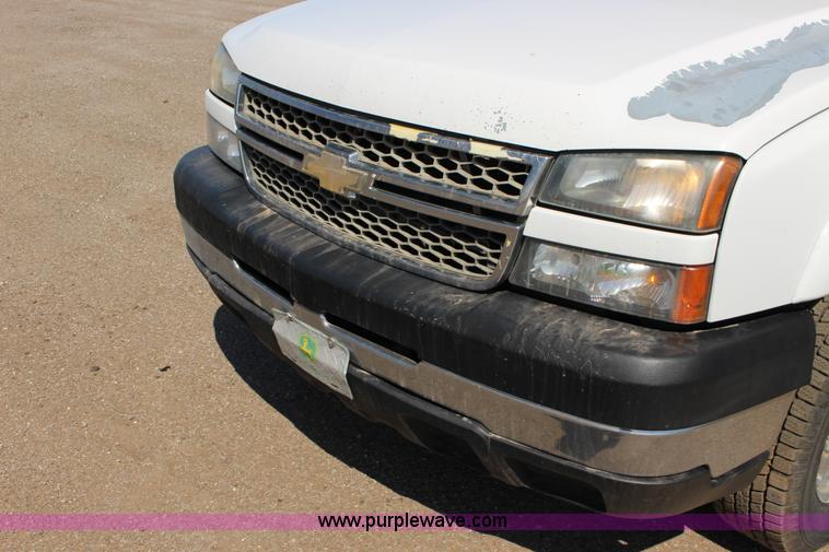 image for item F7660 2006 Chevrolet Silverado 2500HD Crew Cab pickup truck