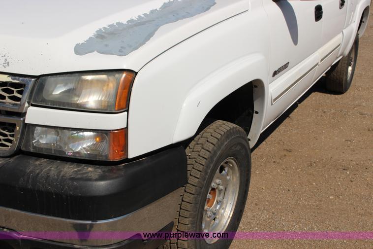 image for item F7660 2006 Chevrolet Silverado 2500HD Crew Cab pickup truck