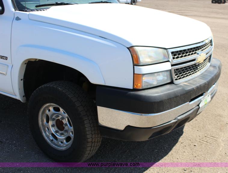 image for item F7660 2006 Chevrolet Silverado 2500HD Crew Cab pickup truck