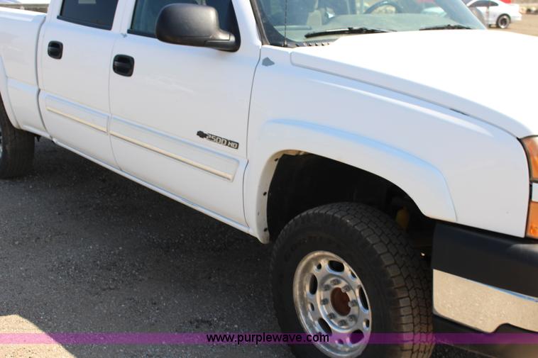 image for item F7660 2006 Chevrolet Silverado 2500HD Crew Cab pickup truck