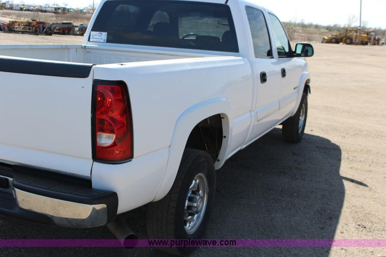 image for item F7660 2006 Chevrolet Silverado 2500HD Crew Cab pickup truck
