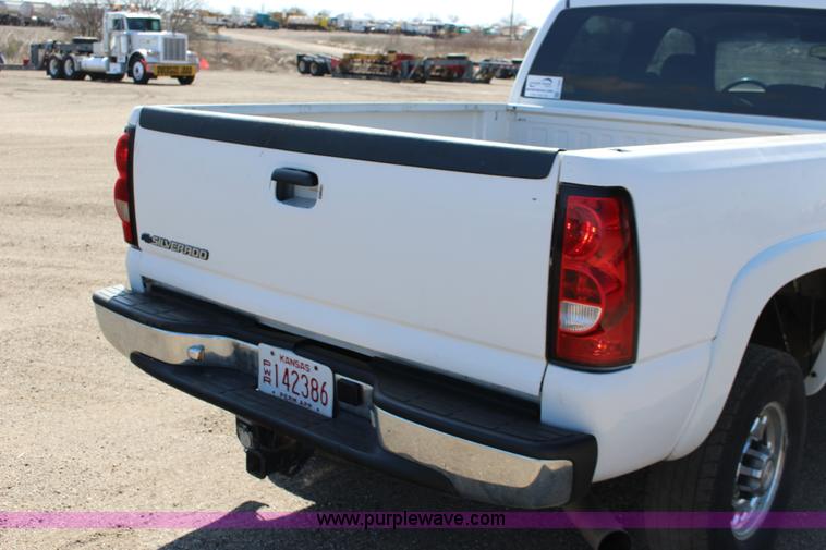 image for item F7660 2006 Chevrolet Silverado 2500HD Crew Cab pickup truck