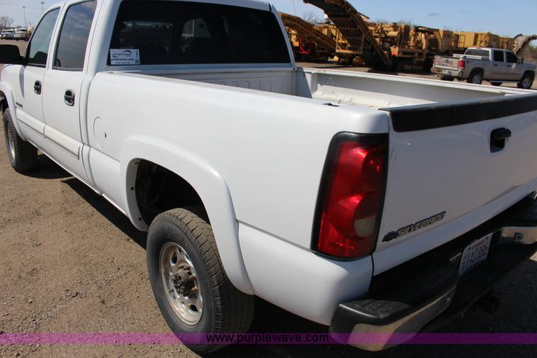 image for item F7660 2006 Chevrolet Silverado 2500HD Crew Cab pickup truck