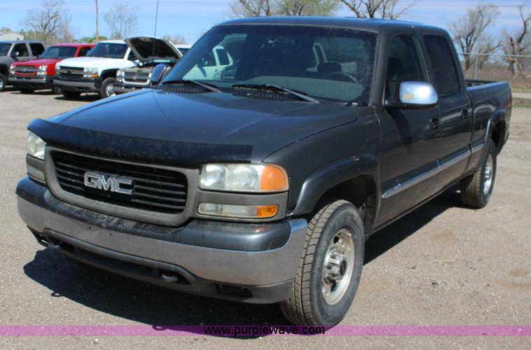 image for item F7661 2002 GMC Sierra 1500HD Crew Cab pickup truck