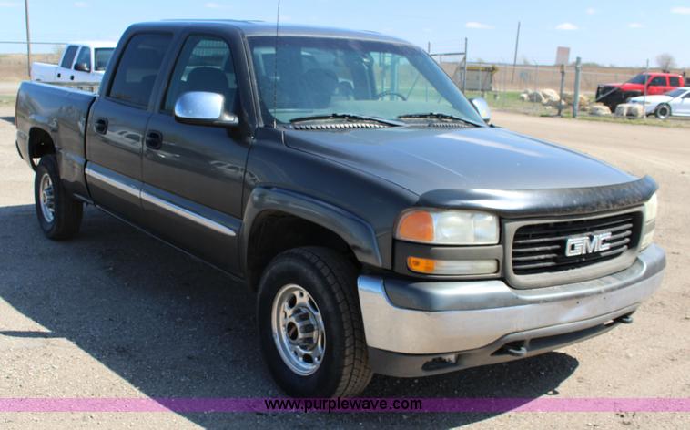 image for item F7661 2002 GMC Sierra 1500HD Crew Cab pickup truck
