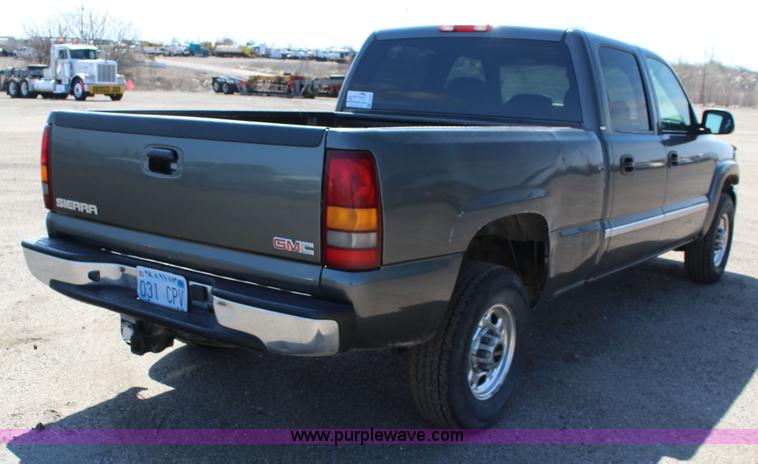 image for item F7661 2002 GMC Sierra 1500HD Crew Cab pickup truck