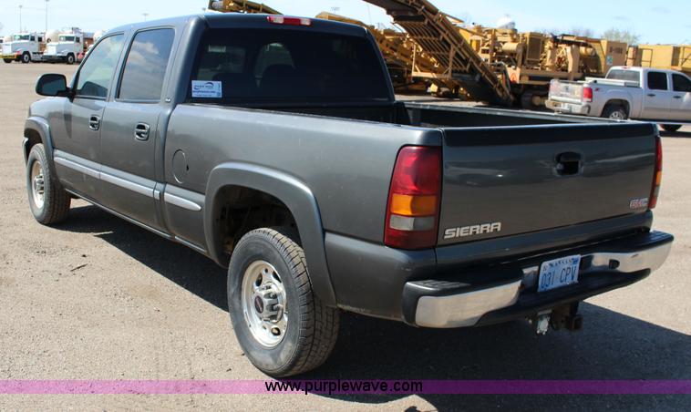 image for item F7661 2002 GMC Sierra 1500HD Crew Cab pickup truck