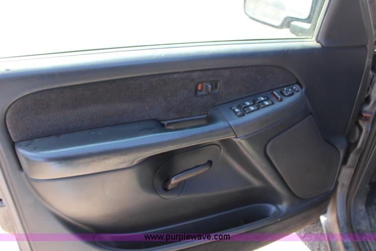 image for item F7661 2002 GMC Sierra 1500HD Crew Cab pickup truck