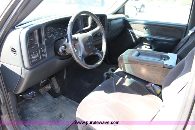 image for item F7661 2002 GMC Sierra 1500HD Crew Cab pickup truck