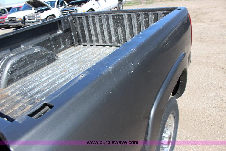 image for item F7661 2002 GMC Sierra 1500HD Crew Cab pickup truck