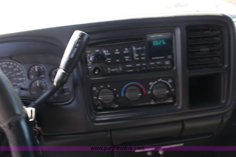 image for item F7661 2002 GMC Sierra 1500HD Crew Cab pickup truck