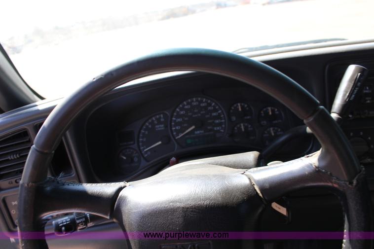 image for item F7661 2002 GMC Sierra 1500HD Crew Cab pickup truck