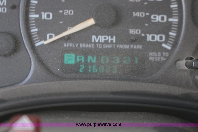 image for item F7661 2002 GMC Sierra 1500HD Crew Cab pickup truck