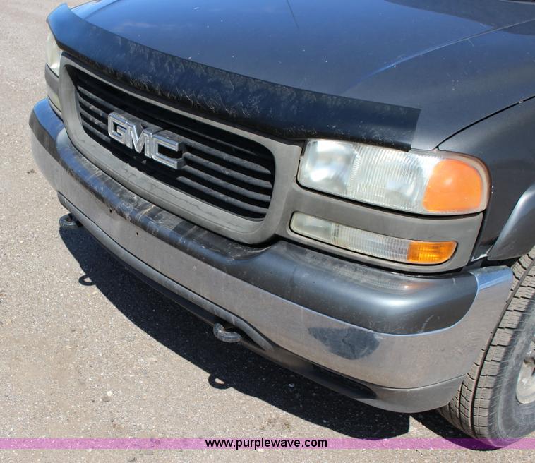 image for item F7661 2002 GMC Sierra 1500HD Crew Cab pickup truck