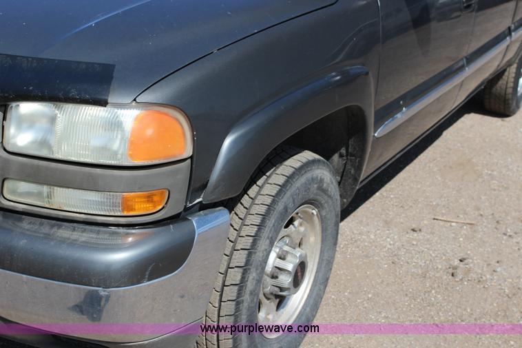 image for item F7661 2002 GMC Sierra 1500HD Crew Cab pickup truck