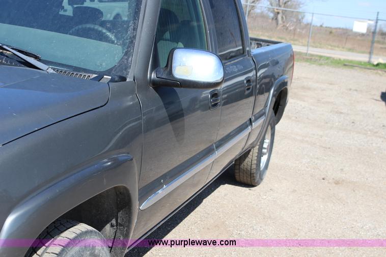 image for item F7661 2002 GMC Sierra 1500HD Crew Cab pickup truck