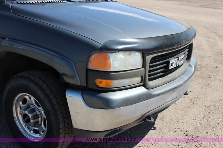 image for item F7661 2002 GMC Sierra 1500HD Crew Cab pickup truck