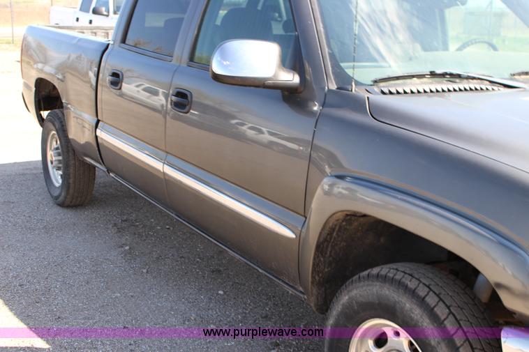 image for item F7661 2002 GMC Sierra 1500HD Crew Cab pickup truck