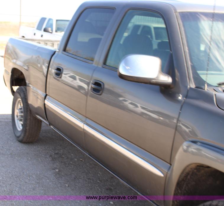 image for item F7661 2002 GMC Sierra 1500HD Crew Cab pickup truck